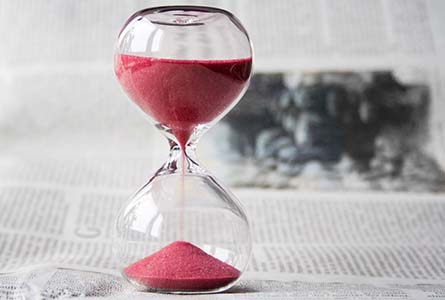 Hourglass to represent time investment as one of the main differences between transcreation and translation.